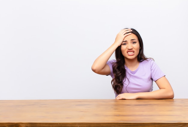 andare in panico per una scadenza dimenticata, sentirsi stressati, dover nascondere un pasticcio o un errore