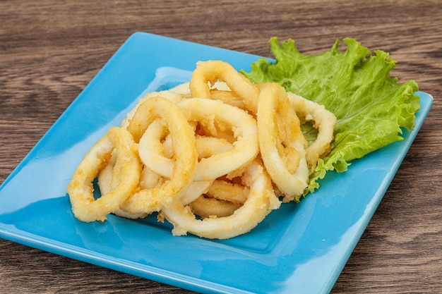 Anelli di calamari arrosto con insalata