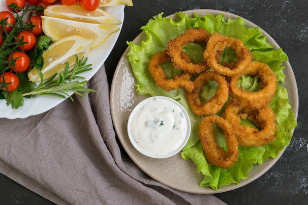 Anelli di calamari fritti con crosta croccante.