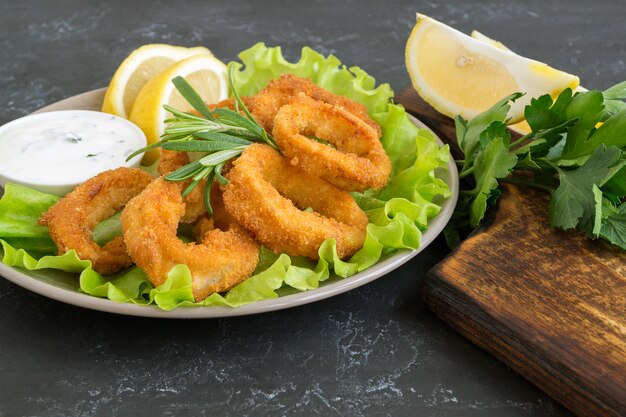 Anelli di calamari fritti con crosta croccante.