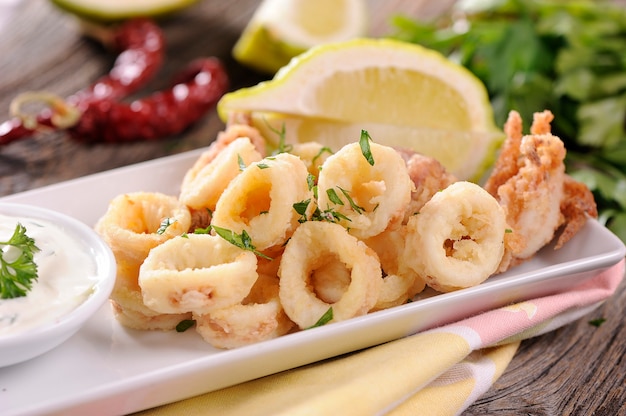 Anelli di calamari fritti