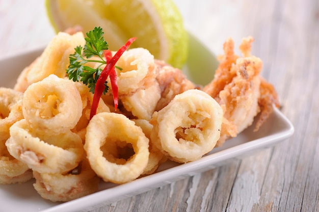 Anelli di calamari fritti