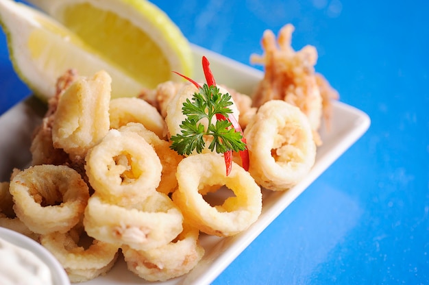 Anelli di calamari fritti