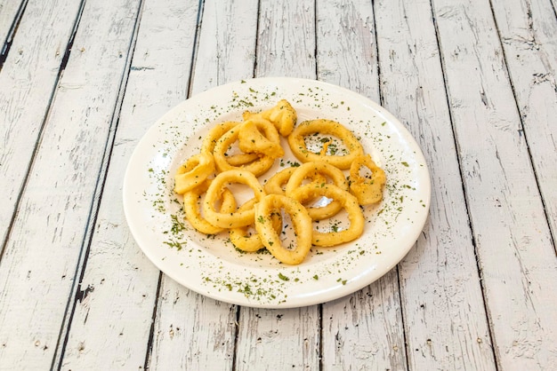 Anelli di calamari pastellati con farina e uova per un calamaro andaluso