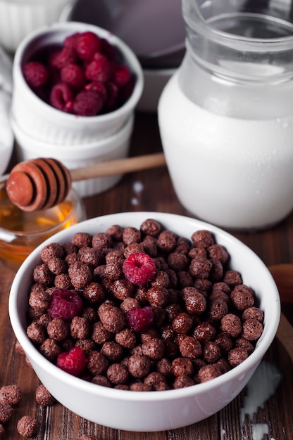 Anelli di cereali al cioccolato in una ciotola