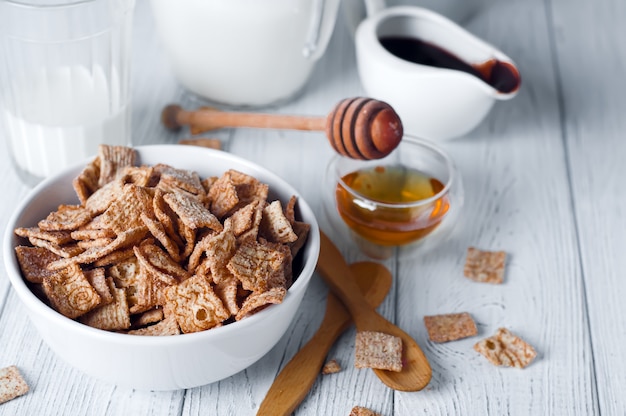 Anelli di cereali al cioccolato in una ciotola