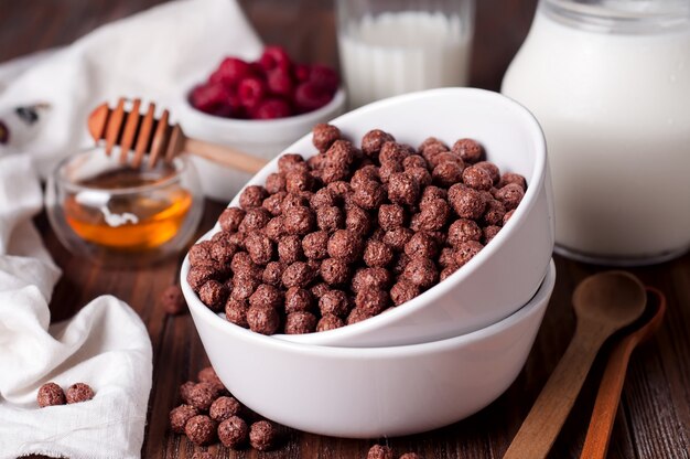 Anelli di cereali al cioccolato in una ciotola