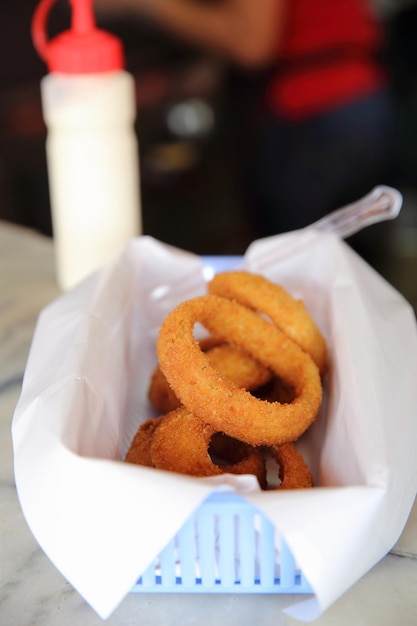 Anelli di cipolla, cipolle fritte in primo piano