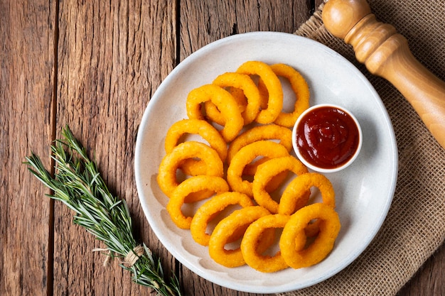 Anelli di cipolla croccanti con ketchup.