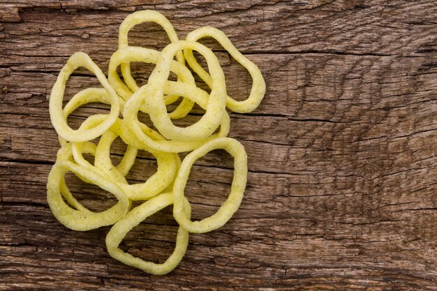 Anelli di cipolla croccanti snack sulla tavola di legno. Vista dall'alto