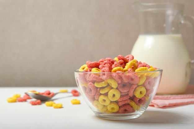 Anelli di mais colorati per colazione sul primo piano del tavolo