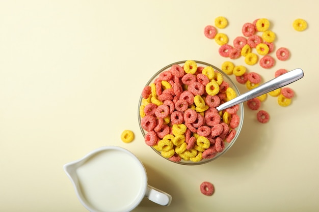 Anelli di mais colorati per colazione sul primo piano del tavolo