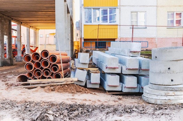 Anelli e lastre di pozzo in calcestruzzo in cantiere