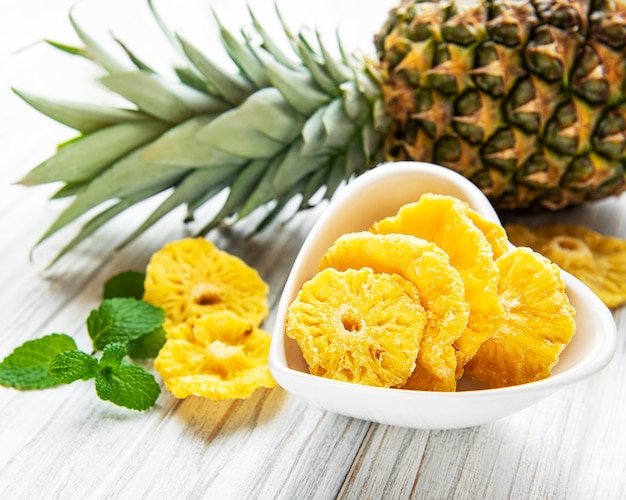 Anelli secchi di ananas su fondo di legno rustico