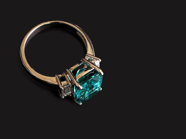 anello con gemma verde con diamante bianco su nero