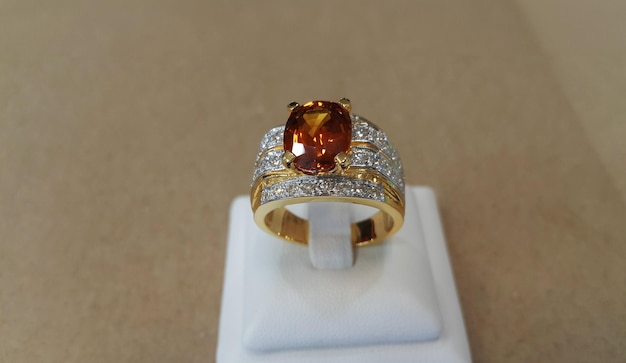 Anello d'oro decorato con gemme gialle accuratamente selezionate e diamanti veri Gioielli costosi