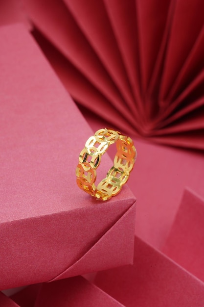 Anello d'oro fortunato su sfondo rosso