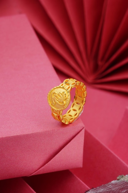 Anello d'oro fortunato su sfondo rosso