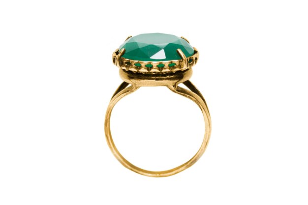 Anello d'oro vintage con grande pietra preziosa verde isolata su bianco