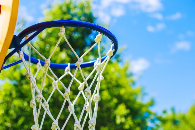 Anello da basket su sfondo blu cielo