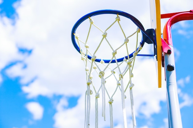 Anello da basket su sfondo blu cielo