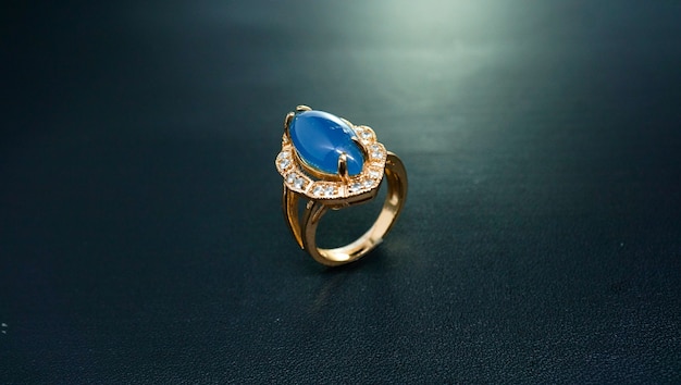 anello da donna in oro con zaffiro azzurro