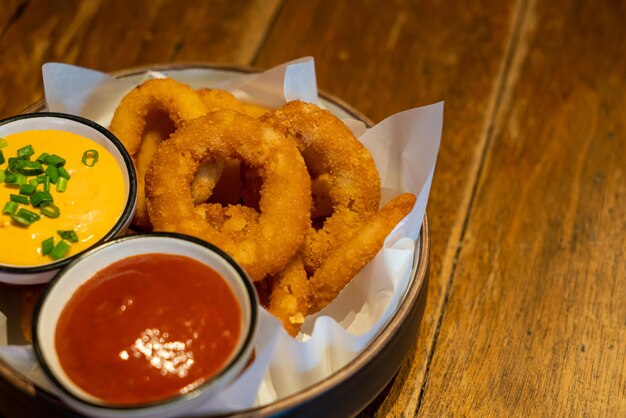 anello di cipolle con ketchup e salsa sul piatto