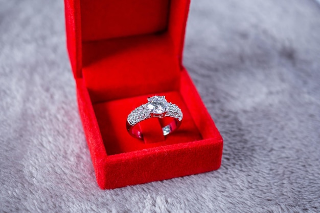 Anello di diamante di nozze di fidanzamento in confezione regalo gioielli rosso