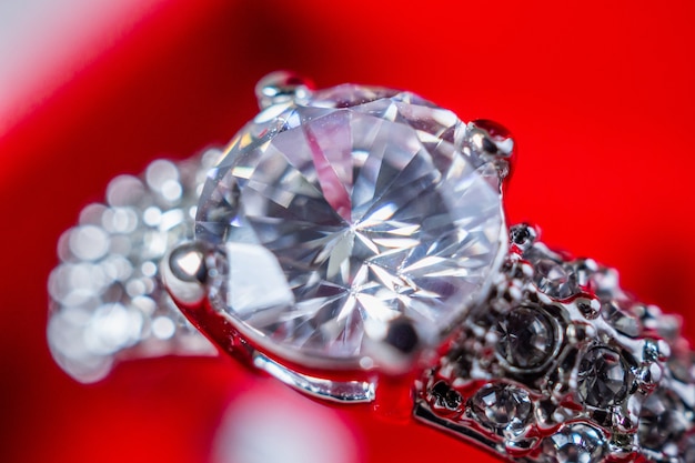 Anello di diamante di nozze di fidanzamento in confezione regalo gioielli rosso