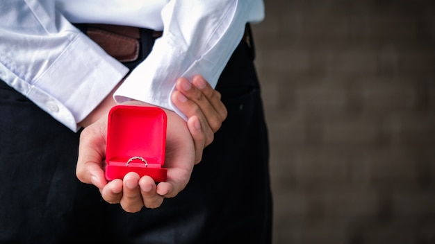 Anello di diamanti in scatola rossa a portata di mano per coppia