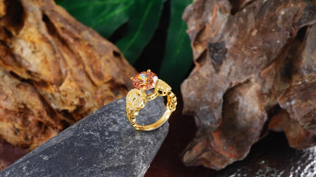 Anello di diamanti Oro giallo isolato su roccia Anello di fidanzamento in stile solitario