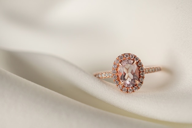 Anello di diamanti rosa matrimonio gioielli da vicino