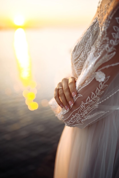 Anello di fidanzamento al dito della sposa Bella sposa in abito bianco con un elegante anello nuziale