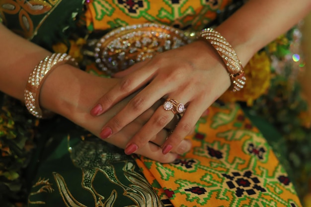 Anello di fidanzamento al dito della sposa Giorno del matrimonio