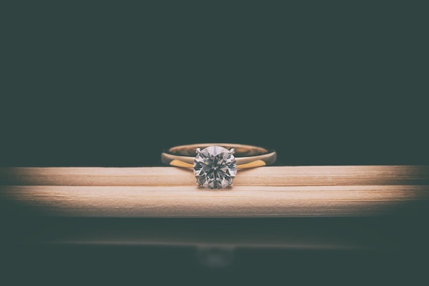 Anello di fidanzamento con diamanti