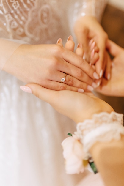 Anello di fidanzamento con una pietra sulla mano della dolce sposa