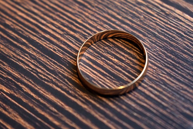 anello di fidanzamento su uno sfondo di legno