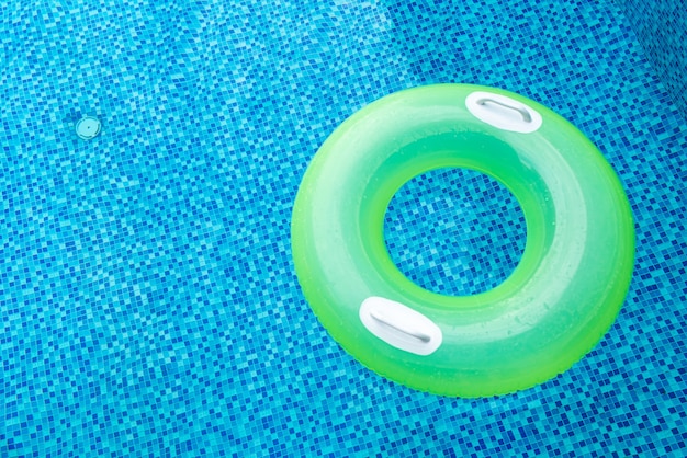 anello di nuotata in piscina blu