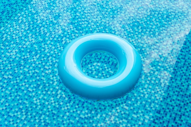 anello di nuotata in piscina blu