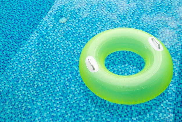 anello di nuotata in piscina blu