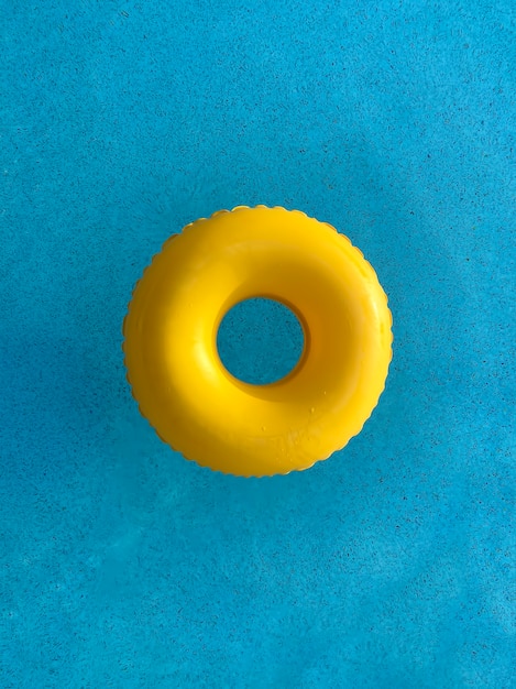 Anello di nuoto giallo in piscina. Vista dall'alto