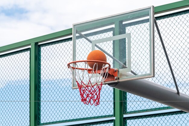 Anello di pallacanestro con rete e palla, parco giochi all'aperto