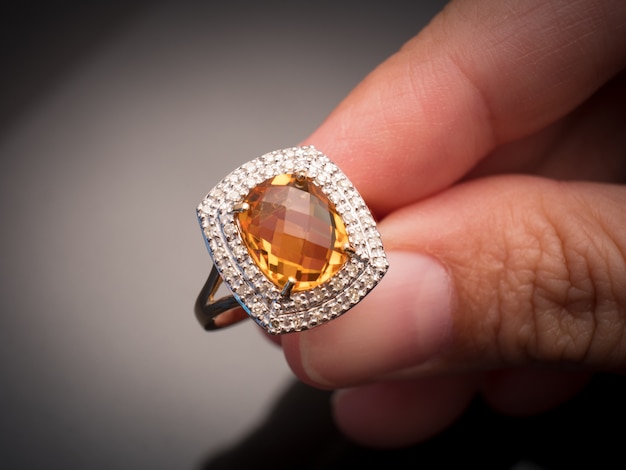 Anello di pietre preziose