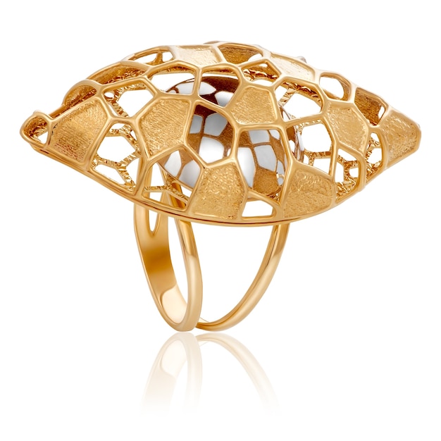 Anello dorato alla moda alla moda. L'originale anello d'oro.