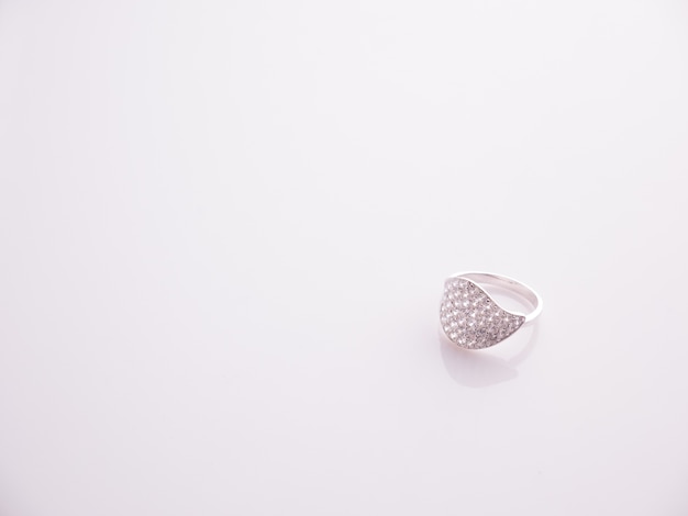 Anello gemma su tavolo bianco lucido