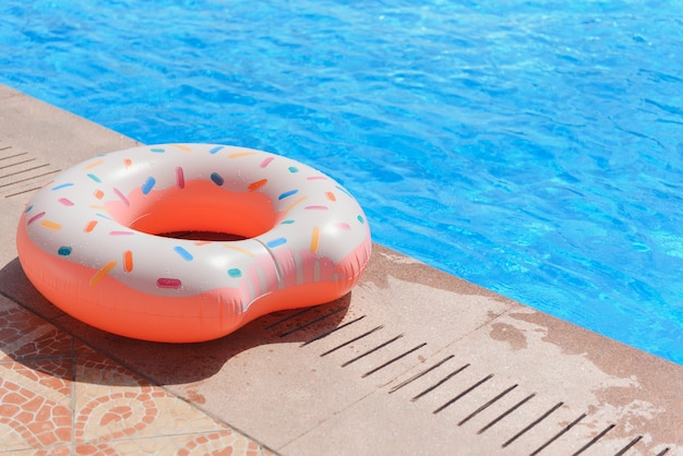 Anello gonfiabile a forma di ciambella galleggiante in piscina