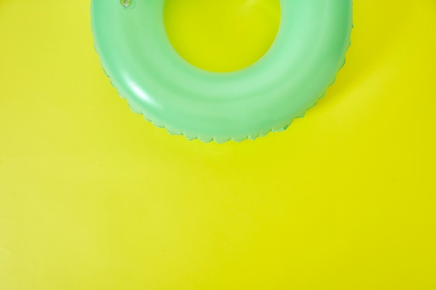 Anello gonfiabile verde su sfondo giallo