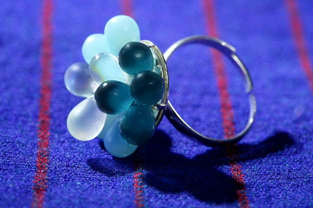 Anello in argento con pietre colorate su tessuto