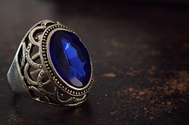 anello in argento con zaffiro blu