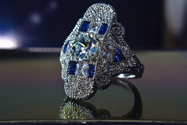 anello in argento con zaffiro blu